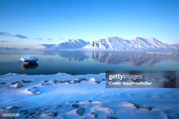 islands mountain reflexion in isfjord winter landschaft - norwegisch stock-fotos und bilder