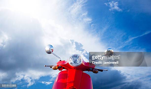 rote moped rollstuhl und blauem himmel - moped stock-fotos und bilder