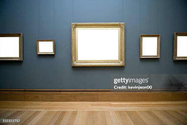 empty frame on wall - kunstmuseum stockfoto's en -beelden