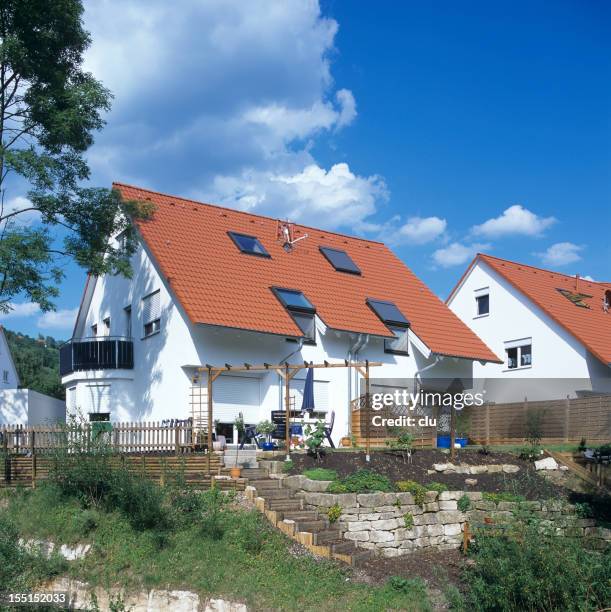 nouvelles chambres avec vue sur le jardin - maison jumelée photos et images de collection