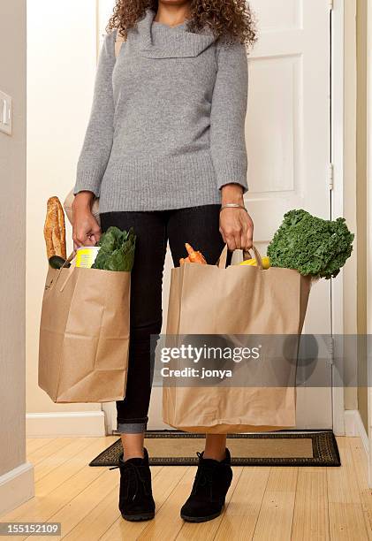 mujer con bolsas de comestibles - woman carrying tote bag fotografías e imágenes de stock