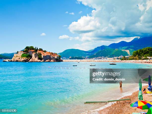 sveti stefan island city, meer, mounitai und teil beach - strandberg stefan stock-fotos und bilder