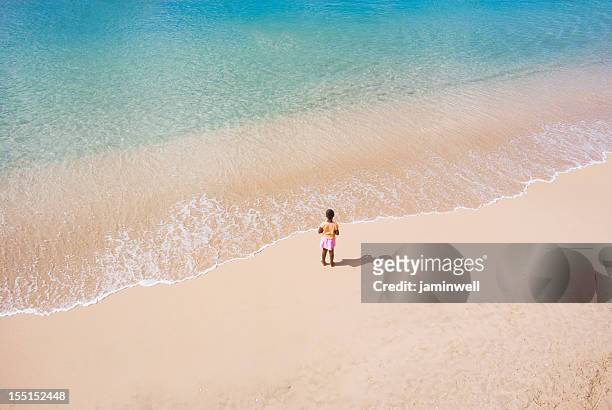 the beach and a little girl - bahamas aerial stockfoto's en -beelden