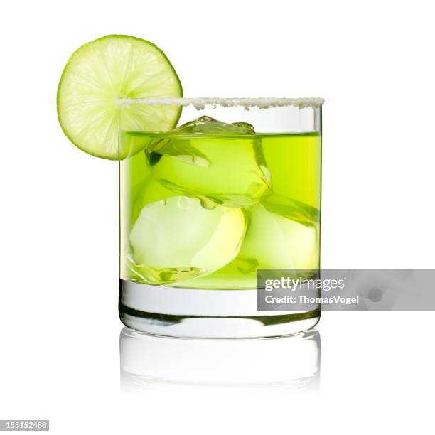 margarita on the rocks-vaso de cóctel verde lima - margarita fotografías e imágenes de stock