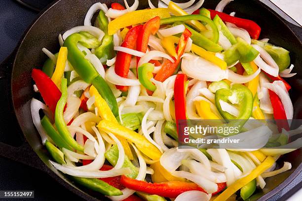 sauteed vegetables, onions and peppers - sauteren stockfoto's en -beelden