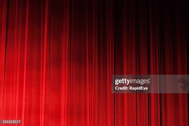 ruché sidelit fermeture des rideaux de velours rouge théâtre - rideau de scène photos et images de collection