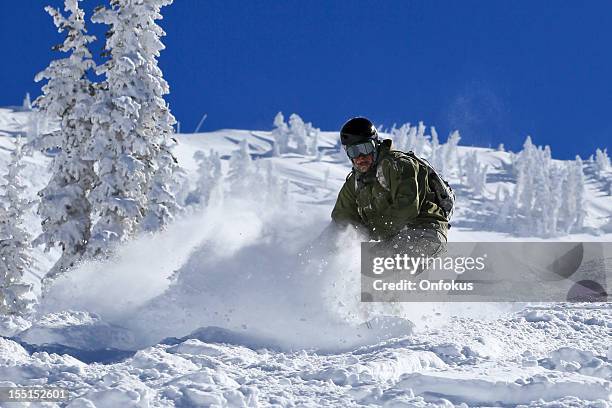 snowboarder en action dans la poudreuse - utah stock photos et images de collection