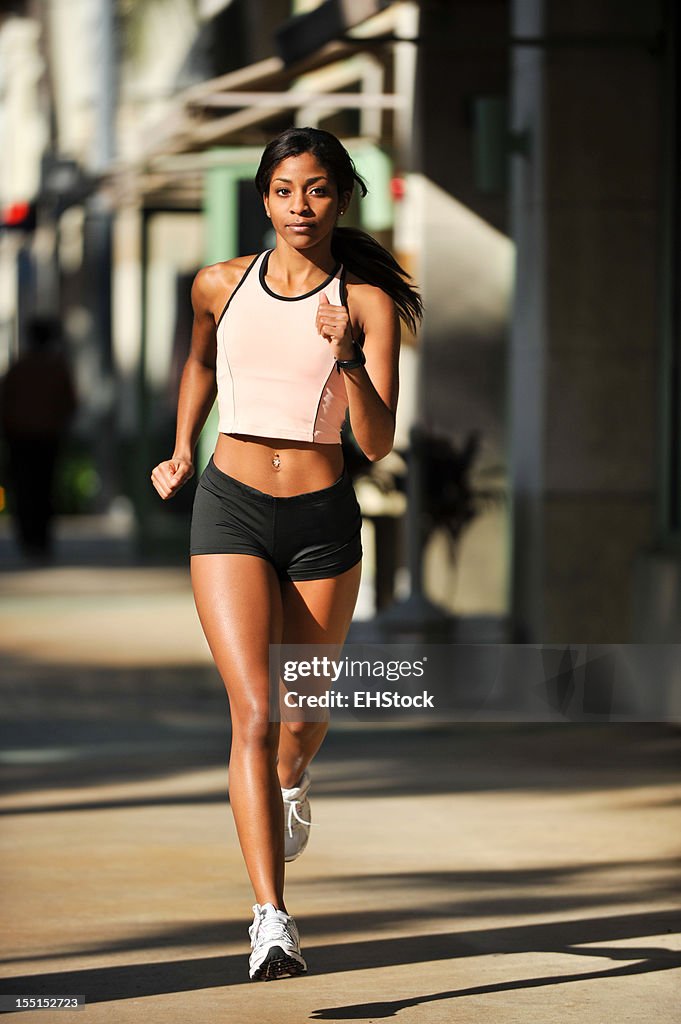 Joven mujer afroamericana para correr correr