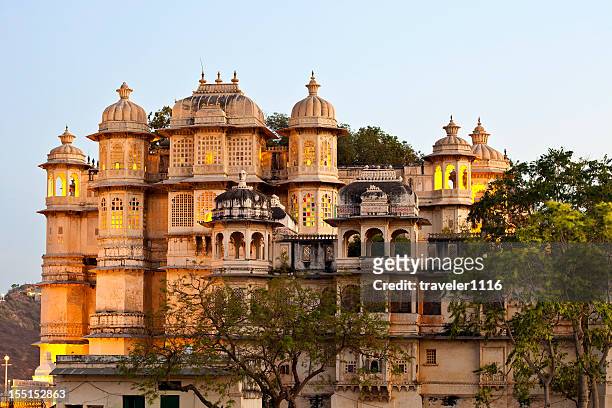 city palace in udaipur, indien - palast stock-fotos und bilder
