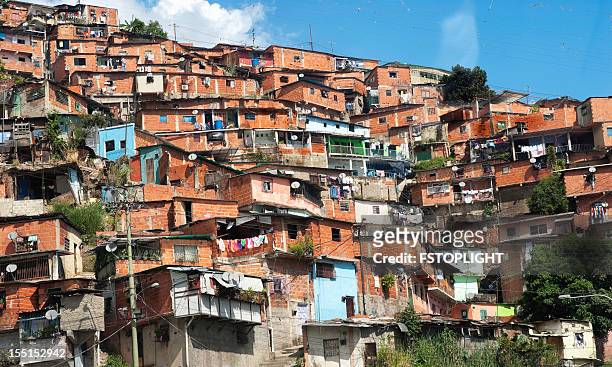 favela de caracas de la ciudad - caracas venezuela fotografías e imágenes de stock