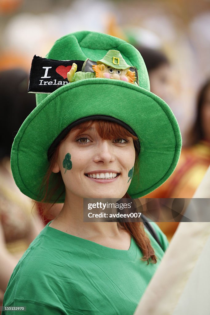 Glückliche Frau Porträt (Saint Patrick's Day