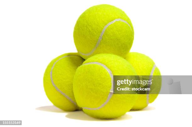 pyramide de balles de tennis jaune isolé - balle de tennis photos et images de collection