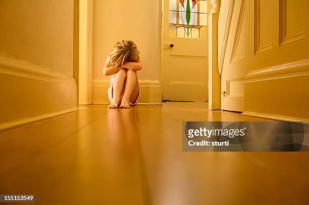 traurige kind - child abuse stock-fotos und bilder