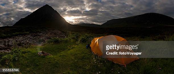 schottland wildnis sonnenuntergang camp fire mountain-zelt - grampian scotland stock-fotos und bilder