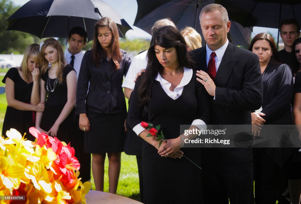 Familie bei einer Beerdigung