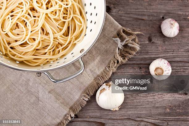 spaghetti - égouttoir photos et images de collection