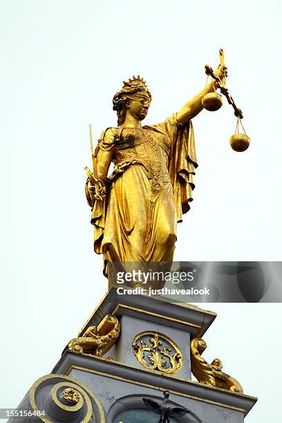 themis devine de justicia (justitia - lady justice fotografías e imágenes de stock