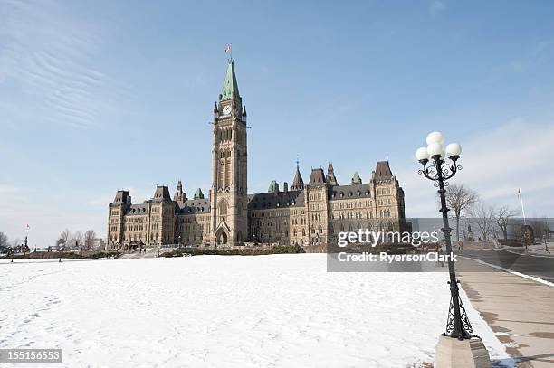 parlamentsgebäude und den ottawa in kanada. - parliament hill stock-fotos und bilder