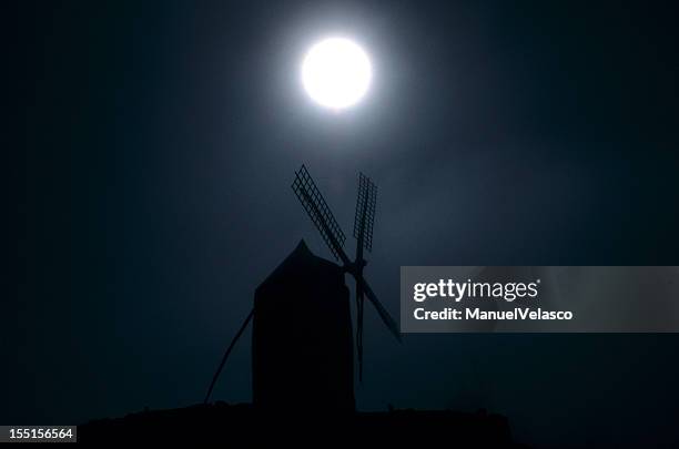 moonlight over the windmill - la mancha 個照片及圖片檔