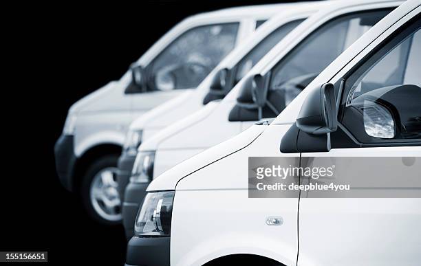 ホワイトの輸送/バンの列に黒色の背景 - minivan ストックフォトと画像