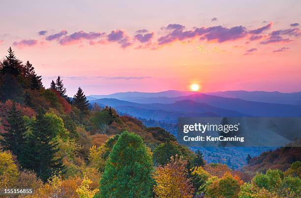 herbst sonnenaufgang über den bergen - nationalpark great smoky mountains stock-fotos und bilder