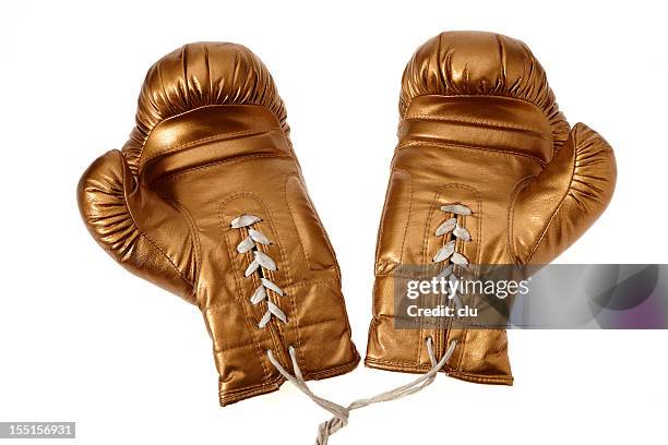 golden gants de boxe sur fond blanc - gants de sport photos et images de collection