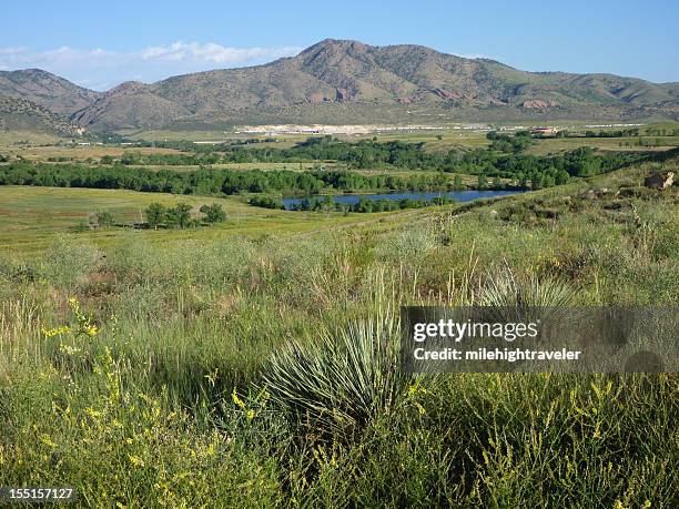 bear creek lake park graslandschaften und den ausläufern der colorado - lakewood colorado stock-fotos und bilder