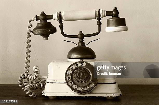 sehr alte telefon - vintage telephone stock-fotos und bilder