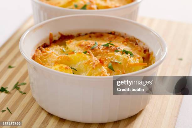 potatoes au gratin - aardappelgratin aardappel stockfoto's en -beelden