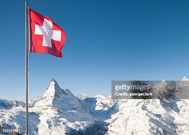schweizer flagge und das matterhorn - schweizer alpen stock-fotos und bilder
