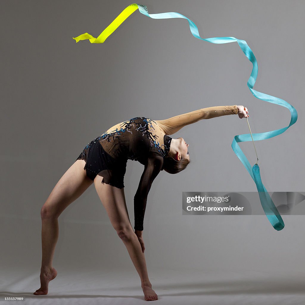 Gimnasta chica en gris de fondo