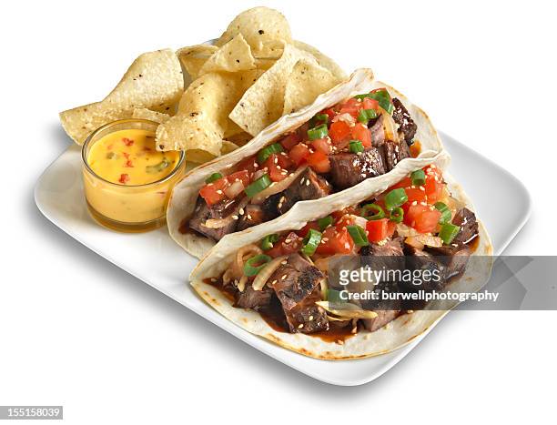 steak-tacos mit pommes frites, isoliert - beef taco stock-fotos und bilder