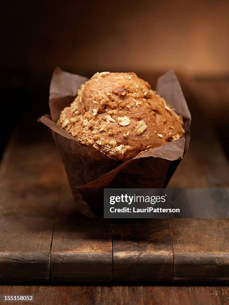 gesunde karotten und hafer muffins - muffin top stock-fotos und bilder