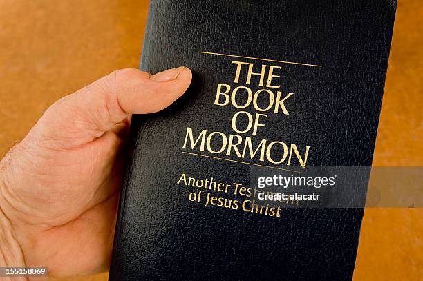 ein buch mormon - book of mormon stock-fotos und bilder