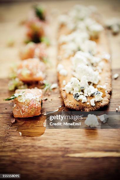 gravlax e queijo de cabra - gravlax - fotografias e filmes do acervo