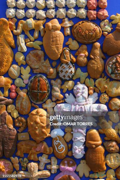 An offering to the death made with Day of the Dead bread is displayed 01 November, 2006 at the Mexico City's Zocalo in the framework of the Day of...