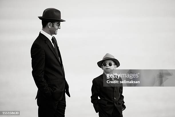 father and son posing in similar clothes - formele kleding stockfoto's en -beelden