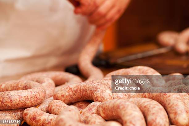 butcher fait de délicieuses saucisses de porc slovène - intestin animal photos et images de collection