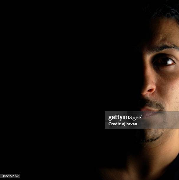 homme dans l'ombre - man in the shadows photos et images de collection