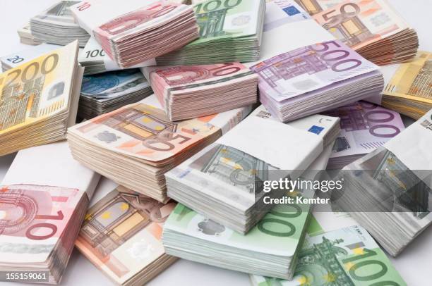 pile de billets en euro - billet en euros photos et images de collection