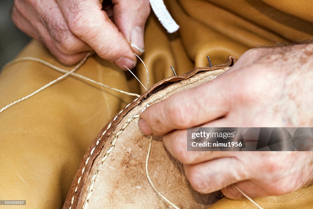 Calzolaio al lavoro