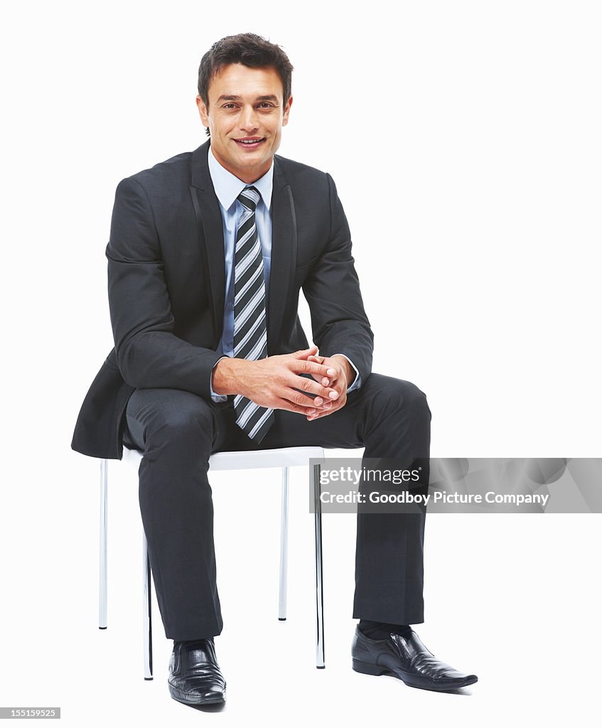 Uomo d'affari seduto su sfondo bianco