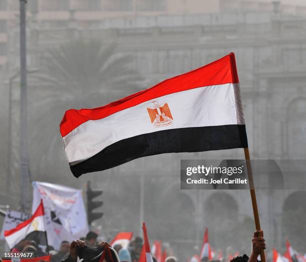 ägyptische flagge in tahrir square - ägyptische flagge stock-fotos und bilder