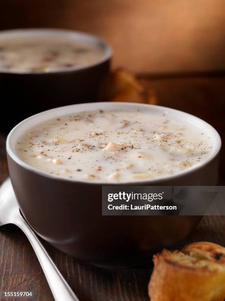 new england muschelsuppe nach art des hauses - new england clam chowder stock-fotos und bilder