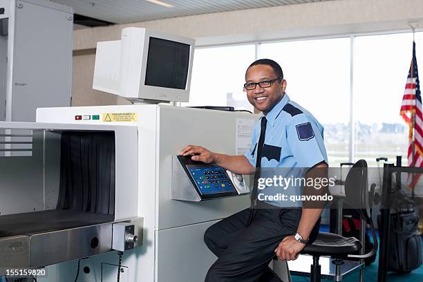 aéroport de point de contrôle de sécurité avec afro-américain - security guard photos et images de collection