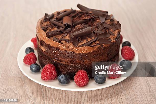 chocolate cake - chocoladeglazuur stockfoto's en -beelden