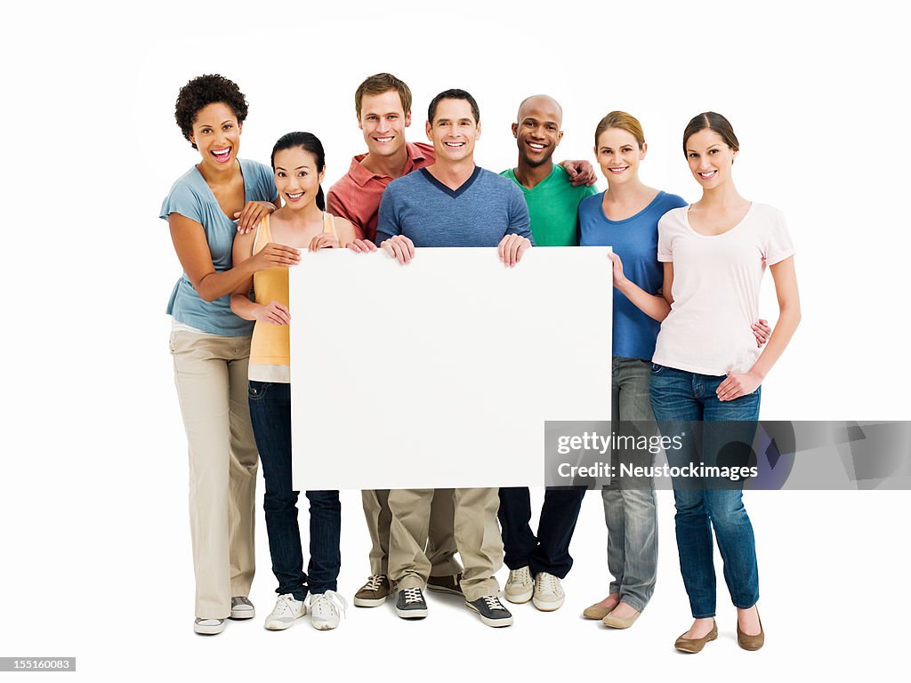 Jovens segurando uma placa em branco-isolado