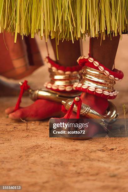 indian tribal-kostüm - kaurischnecke stock-fotos und bilder