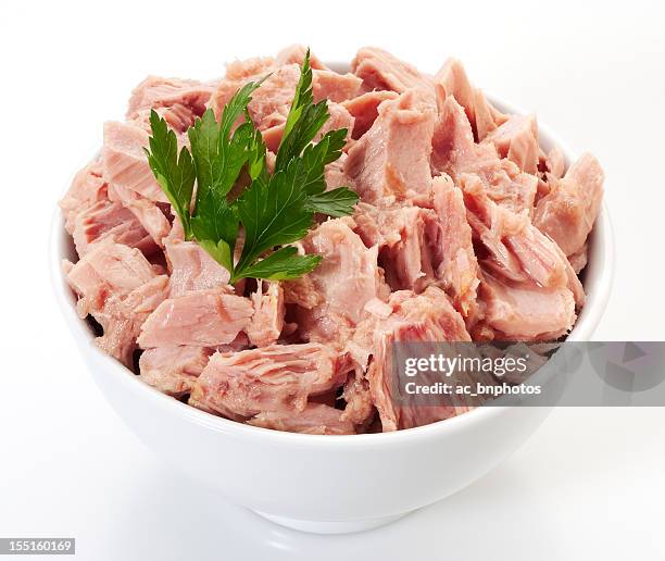 canned tuna chunks - tuna stockfoto's en -beelden