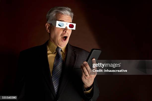 homme d'affaires de 3d de plaisir sur un téléphone mobile intelligent - lunettes 3d photos et images de collection